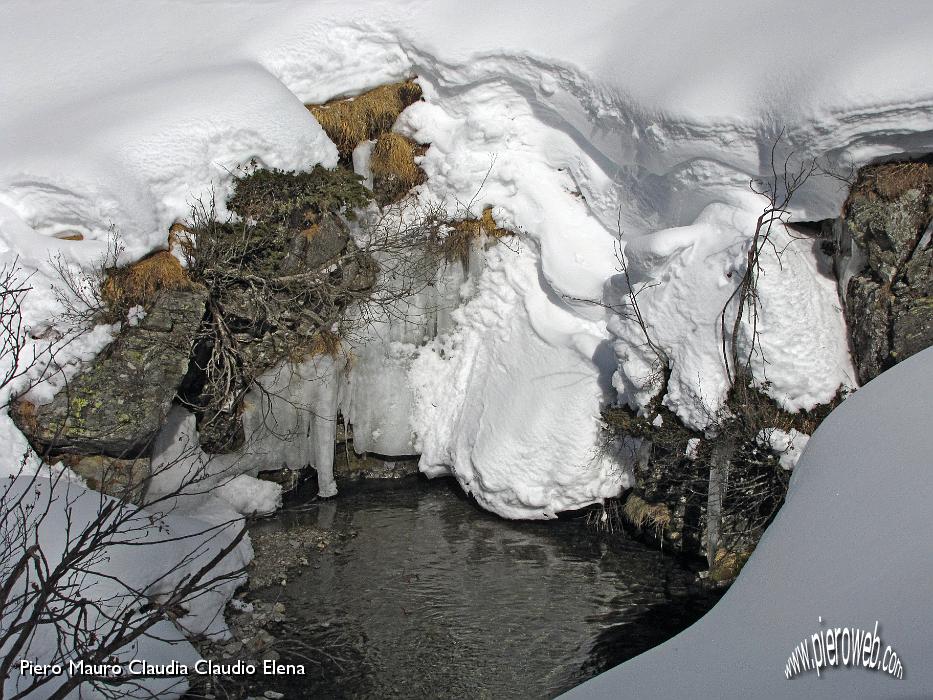 27 Colate di neve e ghiaccio nel torrente.jpg